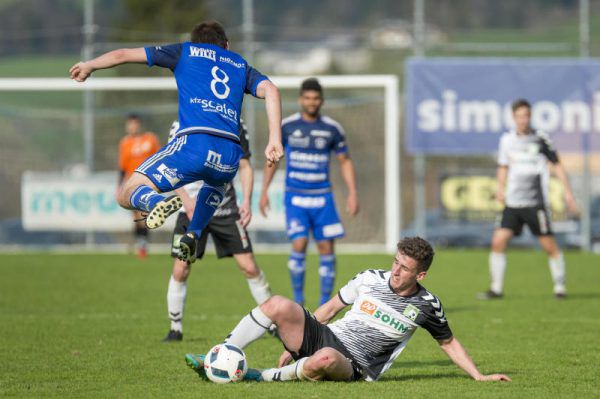 Der FC Andelsbuch nahm die Hürde Alberschwende mühelos, wie hier Mittelfeldspieler Florian Bär. Stiplovsek