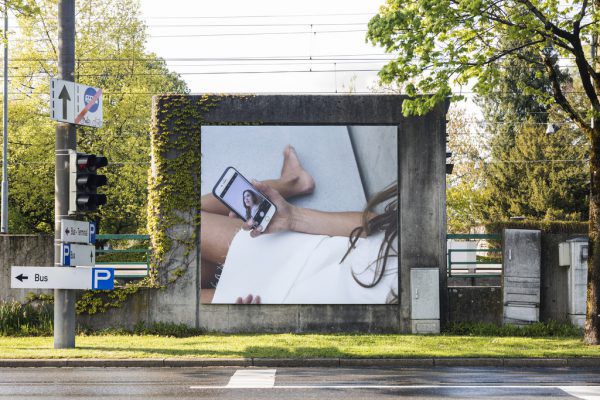 Die Billboards werden bis Jänner 2018 in Bregenz zu sehen sein. Kleines Bild: Der Künstler Simon Fujiwara vor einem Foto, das seine ehemalige Lehrerin Joanne Salley zeigt. Kunsthaus Bregenz/Simon Fujiwara/Lisa KAmmann