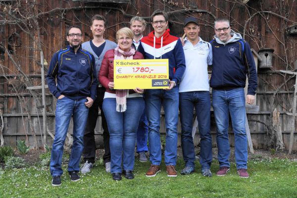 Die Fußballer bei der Scheckübergabe. caritas