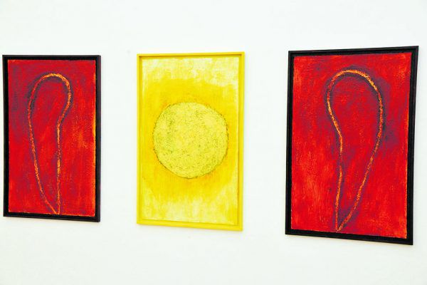 Die Installation von Anton Moosbrugger zeigt verhüllte Frauen. Unten: Die ausgestellten Werke von Irene Dworak-Dorowin.Wolfgang Ölz