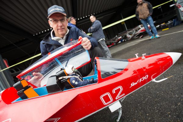 Die „Jak-130“ von Modellflieger-Pilot Peter Albrecht bringt es auf 200 Stundenkilometer.