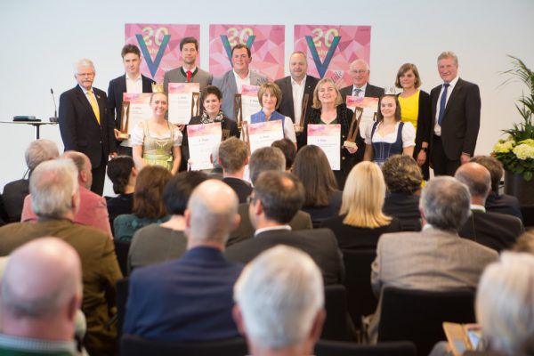 Die Preisträger aller Kategorien mit dem Präsidenten des Vorarlberger Sommeliervereins Willi Hirsch (links) sowie Weinkönigin Lisa-Maria Lechleitner und Weinprinzessin Tamara Sauerwein. Hartinger (6)