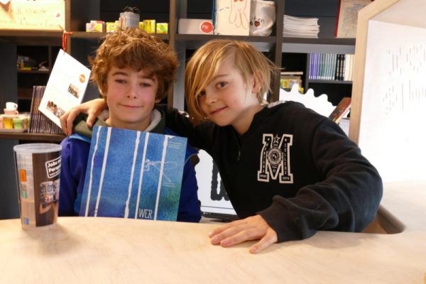 Eduard Riedmann und Timo Felix Hampson (v.l., beide zehn) präsentieren das Lustenauer Wasserbuch.Miriam Jaeneke (3)