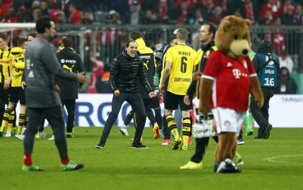 Ein trauriges Bayern-Maskottchen Berni musste den Dortmundern um Trainer Thomas Tuchel beim Feiern zusehen. Reuters