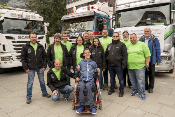 Einige der Vereinsmitglieder holten Dejan mit ihren Lkw ab und brachten ihn nach Götzis (links). Dort kam dann der „Osterhase“ (oben). stiplovsek(2)