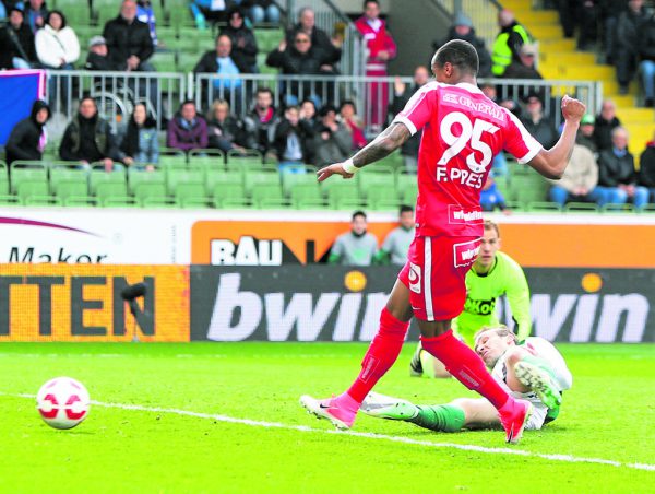 Felipe Pires schiebt in Mattersburg zum 3:0 für die Austria ein. GEPA