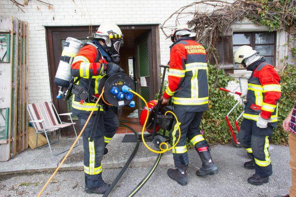 Feuerwehrleute rückten mit Atemschutz an. Bernd Hofmeister
