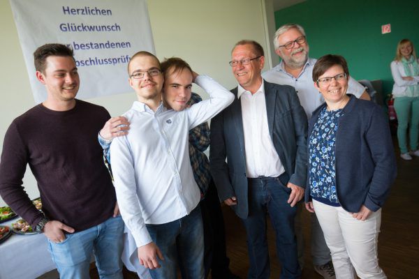 Grund zum Feiern (v.l.): Daniel König, Stefan Eisele mit Bruder David, Vater Wilfried, Bernhard Fritz und Mutter Petra.