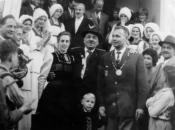 Hammerer beimEmpfang in Bregenz mitMedaille, Landeshauptmann Ilg und Gattin Olga.