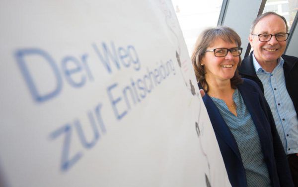 Heidi Schobel und Karl Mathis setzen sich bei der Bildungs- und Berufsberatung intensiv mit ihren Kunden auseinander. Klaus Hartinger