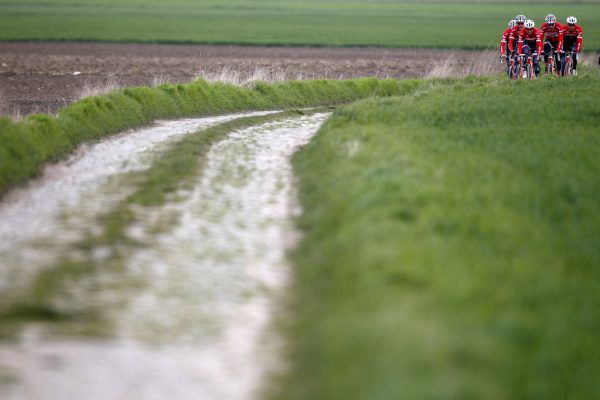 In der Vorbereitung auf Paris–Roubaix war Brändle (2.v.r.) noch sturzfrei mit seinen Teamkollegen ­unterwegs.