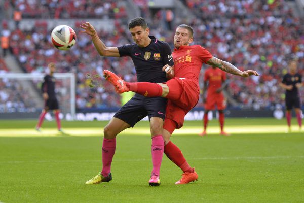 Jesus Alfaro (l.) erzielte beim 12:0 einen Hattrick. Seine Gegenspieler machten es ihm auch leicht. Reuters