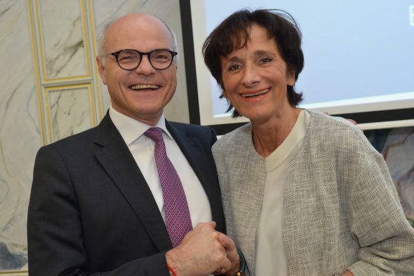 Karl Stoss und Bernadette Mennel sind sich einig über die Maßnahmen zur Sportförderung. VLK/Serra