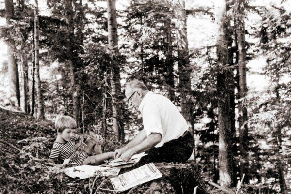 Kindheits-Bilder: Mit Großvater Gottfried Pramstaller (1975, l.), sowie mit Marco Hamida, seinem ersten Freund und Nachbarn in Dornbirn. Privat