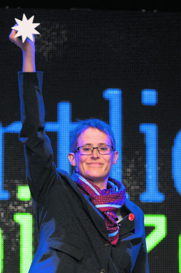 Links:Die prämierten Altacher mit Moderator Thomas König.Rechts: Johanna Pramstaller.