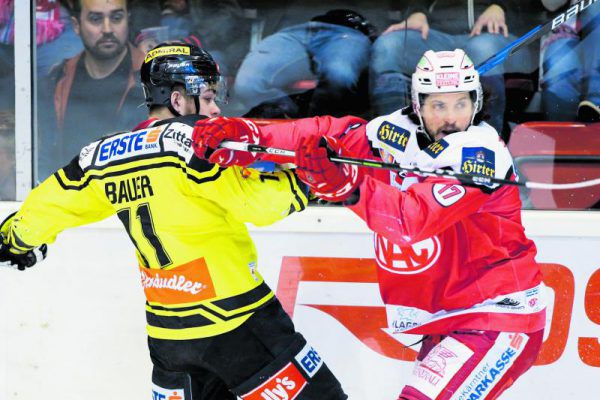 Manuel Ganahl (r.) spielt eine starke Finalserie. Doch er liegt mit dem KAC mit 0:2 in Rückstand. GEPA