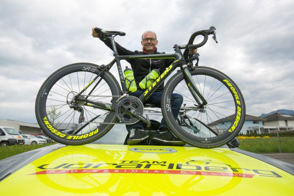 Mit den auffallenden neongelben Schriftzügen sind die Fahrer des Team Vorarlberg auch für Manager Thomas Kofler leicht im Feld zu erkennen.Klaus Hartinger
