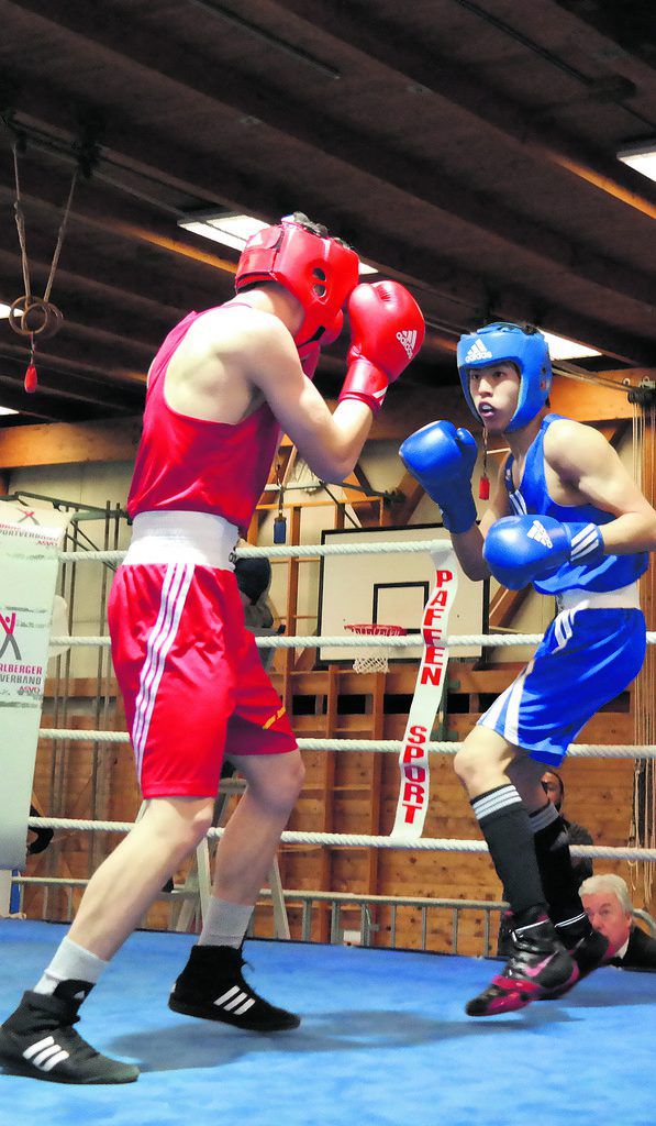 Muchammad Deshen (in Blau) holte den Titel in der Klasse U19 bis 60 Kilogramm.