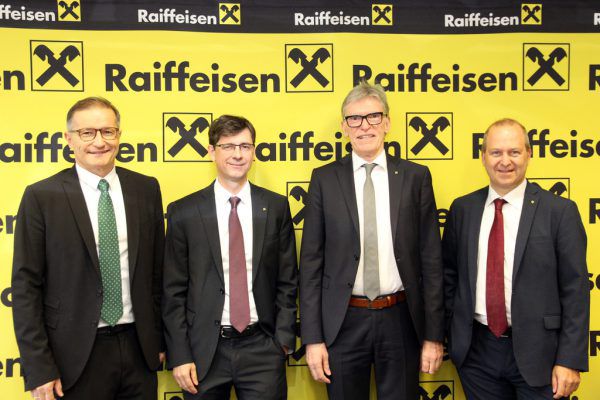 Neo-Aufsichtsratsvorsitzender Andreas Dorner (Factbox), Vorstandsvorsitzender-Stellvertreter Michael Alge, Wilfried Hopfner und Jürgen Kessler (v.l.). Raiffeisenlandesbank