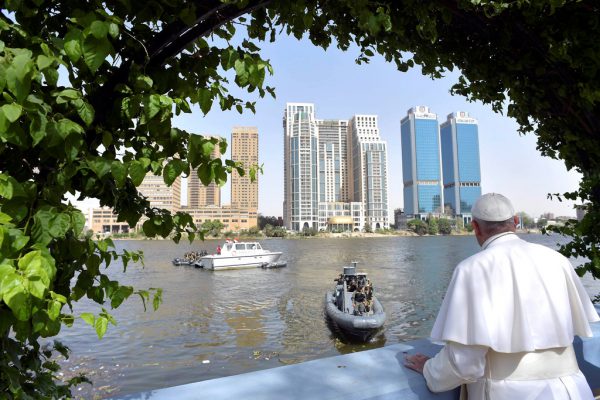 Papst Franziskus blickt in Kairo über den Nil.REUTERS