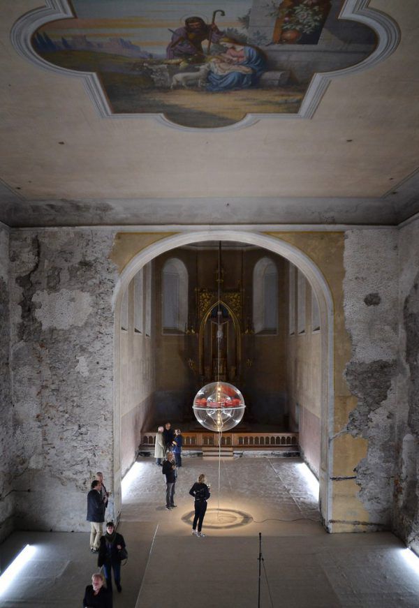 Petrovskys Kunstobjekt „Ouoroboros“ hat in der Johanniterkirche seinen Platz gefunden. aNDRIN oEHRY