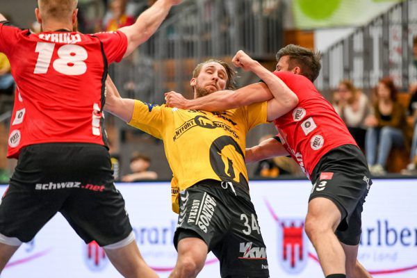 Schwaz hatte auf jeden Angriff der Bregenzer wie hier durch Tobias Varvne die passende Antwort. Gepa