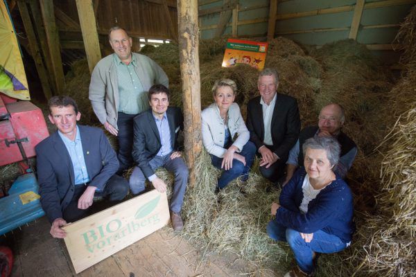 Setzen auf Bio: Jürgen Bechter, Kaspar Kohler, Manuel Kirisits, Gertraud Grabmann, Landesrat Erich Schwärzler, Karl und Rosmarie Klien (v.l.). Klaus HArtinger