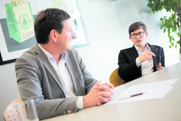 Spar-Vorarlberg-Boss Gerhard Ritter gestenreich und links im Austausch mit Philipp Frank. Hartinger (2)