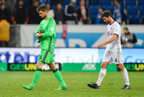 Sven Ulreich und Xavi Alonso im ungewohnten Moment der Niederlage. APA