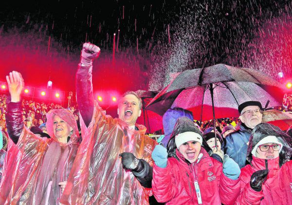 Timothy Shriver (2.v.l.) trotzte dem strömenden Regen bei der Eröffnungsfeier der Winterspiele in Schladming mit Enthusiasmus. GEpa (3)