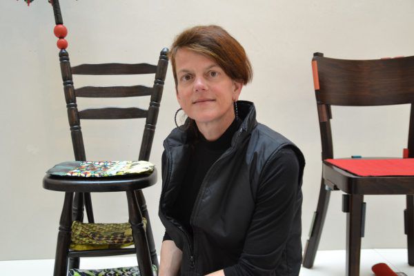 Uta Belina Waegers Werke im vorarl­berg museum. Ganz rechts: ein Massagestuhl mit alten Kaffee-Kapseln. Oben: die Künstlerin Waeger. Lisa Kammann