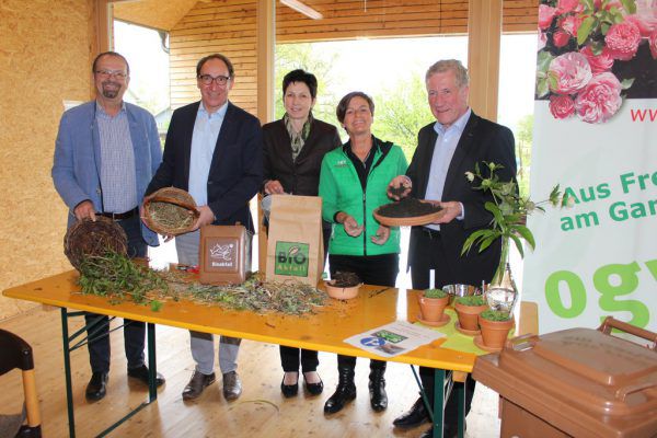 v.l.: Bgm. von Mäder und Obmann des Umweltverbandes Rainer Siegele, LR Johannes Rauch, Landesbäuerin Andrea Schwarzmann, Renate Moosbrugger vom OGV Wolfurt und LR Erich Schwärzler.
