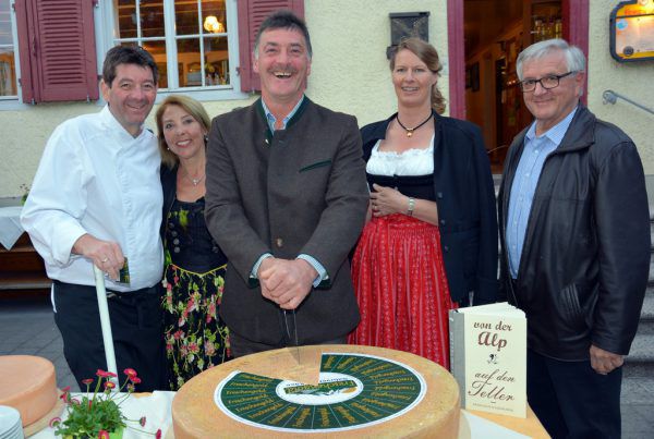 Wirtepaar Roland und Martina Vith, Senner Markus Felder mit Ehefrau Andrea und Slowfood-Gründer Franz Abbrederis (v.l.).hofer (6)