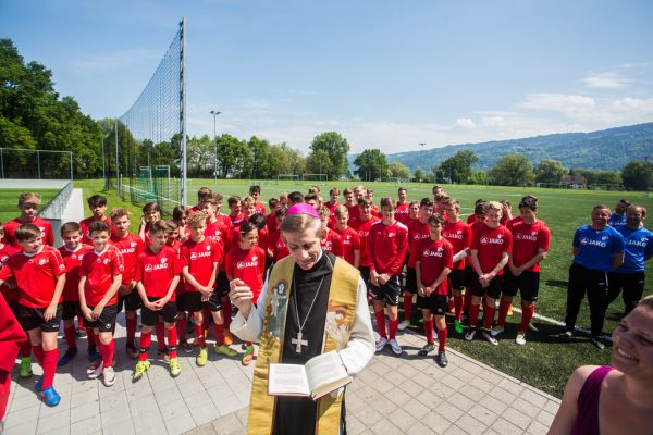 Abt Anselm van der Linde segnete den Platz und bat um Hilfe von ganz oben. Philipp Steurer