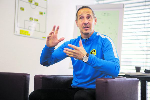 Adi Hütter im Gespräch in seinem Büro in Bern, das sich im YB-Heimstadion befindet – dem Stade de Suisse Wankdorf. Klaus Hartinger