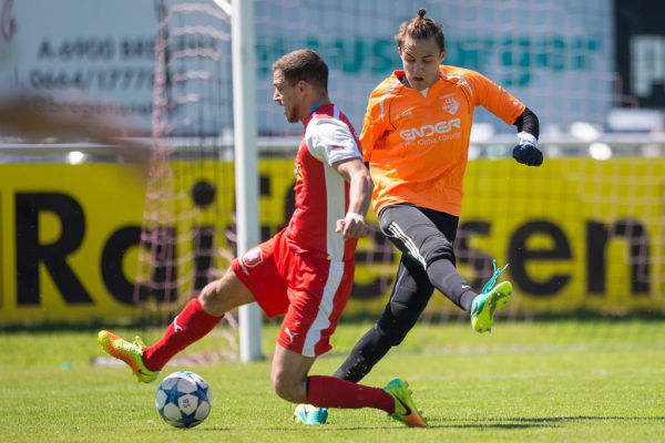 Altenstadt-Keeper David Walser musste in Bregenz vier Mal hinter sich greifen. Viktoria-Coach Gerhard Sulzbacher (kleines Bild) war zufrieden. Frederick Sams (2)