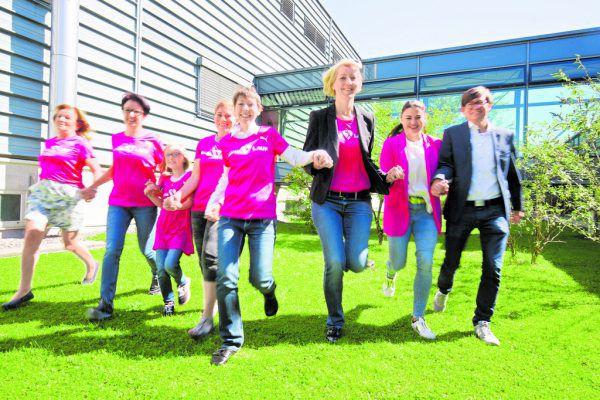 Annemarie Köb, Bettina Forster mit Alena. Daneben: Iris Geiger, Dania Burtscher und Sabine Bereuter. Rechts: Bodensee-Frauenlauf-OK-Leiterin Verena Eugster und Philipp Frank von Spar Vorarlberg.Hartinger