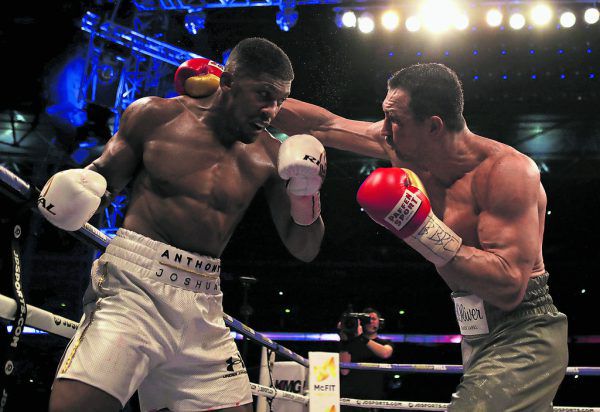 Anthony Joshua (l.) und Wladimir Klitschko bei ihrem bereits legendären Kampf vom Samstag. AP