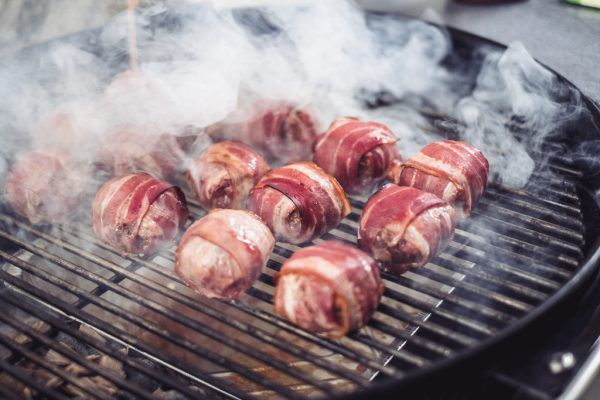 Auch Käsemedaillons im Speckmantel landeten auf dem Grill.