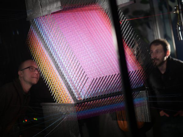 Bei der ersten Präsentation staunten die Besucher über die farbenprächtige Skulptur (kleines Bild). Fertiggestellt bildet das Objekt ein „Z“. Andrin Oehry(1)/Marc Lins Photography (1)