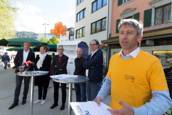 Bei der Schlussveranstaltung der „Orange Days“ wurde auf die positiven Seiten des Kleiderspendens aufmerksam gemacht. Paulitsch