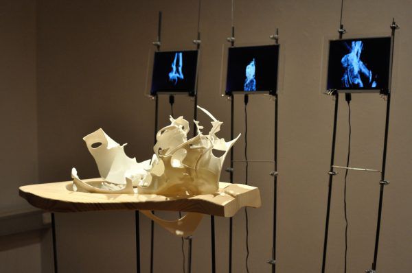 Berlingers Radierungen zeigen Handbewegungen beim Druck. Das Objekt der Künstler Verena Rauch und Ferdinand Fritz wurde mit einem 3D-Drucker hergestellt. Kleines Bild: Die Kuratoren bei der Eröffnung. KunstVorarlberg/Lisa Kammann (2)