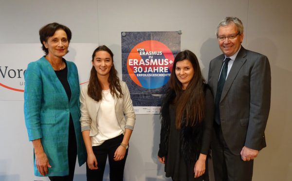 Bernadette Mennel, Jana Berchtold (HLW Rankweil), FH-Studentin Bianca Zudrell und Karlheinz Rüdisser. VLK