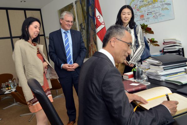 Botschafter Xiaosi Li zu Besuch bei Harald Sonderegger. VLK/Serra