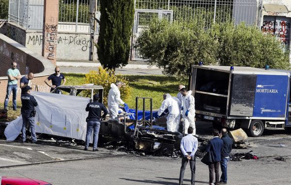 Brandermittler suchten am Mittwoch am Tatort nach Spuren. AP