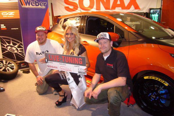 Christian Barouchas (links) und Dominic Fenkart von „G.Stört Industries“ bei der Übergabe des Nissan Micra an die neue Miss Tuning Vanessa Schmitt.Jochen Dedeleit