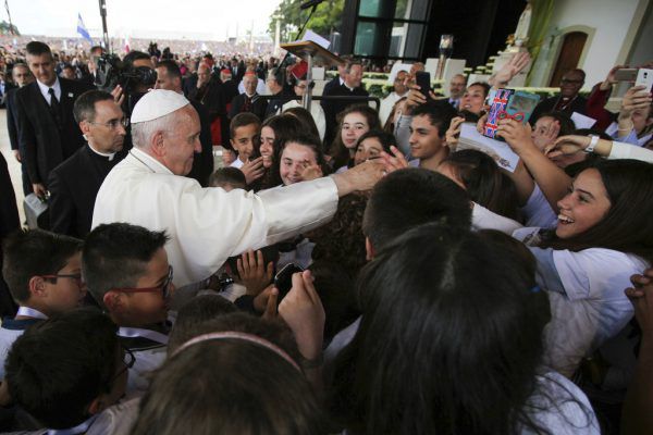 Der Papst wurde von den Gläubigen begeistert empfangen. AP