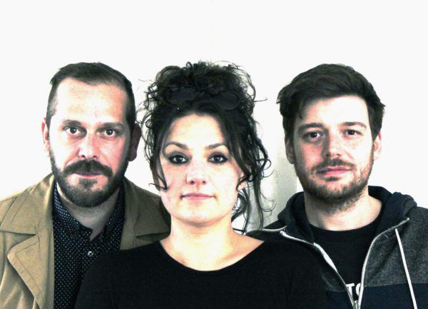 Die groteske Familie auf der Bühne: Barbara Bauer, Jens Ole Schmieder, Johanna Tomek (v.l.). Kleines Bild: das „unpop“-Ensemble: Stephan Kasimir, Caro Stark, Thomas Bechter (v.l.).Caro Stark(2)