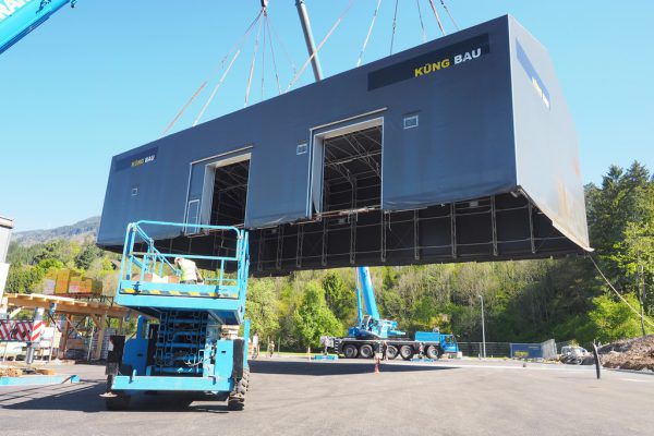 Die Leichtbau-Halle wurde angehoben und um 40 Meter versetzt. tmh