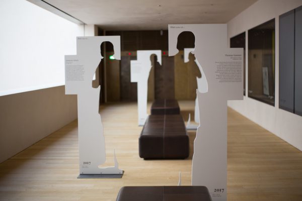 Die Silhouetten sind im vorarlberg museum verteilt. Kleines Bild: Der Direktor des Museums Andreas Rudigier, Thomas Hennefeld, der Bregenzer Pfarrer Ralf Stoffers und Wolfgang Olschbaur (v.l.). Klaus Hartinger